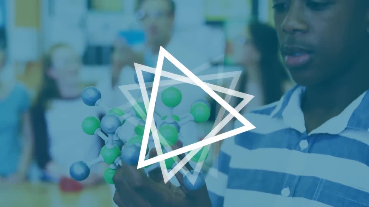 animación de triángulos blancos sobre un escolar afroamericano en la lección de ciencias en el laboratorio