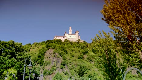 Weiße-Burg-Auf-Einem-Hügel-In-Der-Mitte-Des-Bildschirms