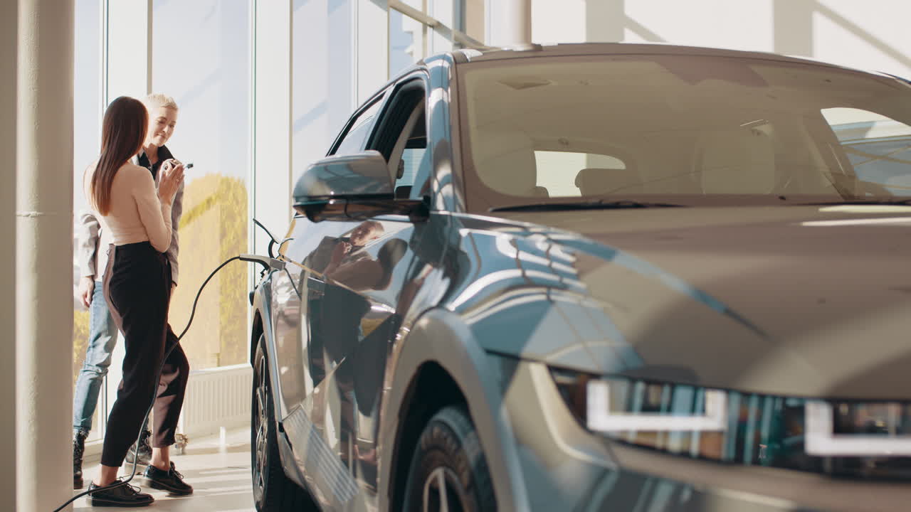 고객이 전기차를 확인하고 있습니다.