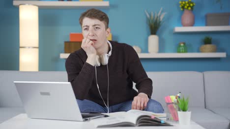 estudiante deprimido. escucha música en casa y se emociona.