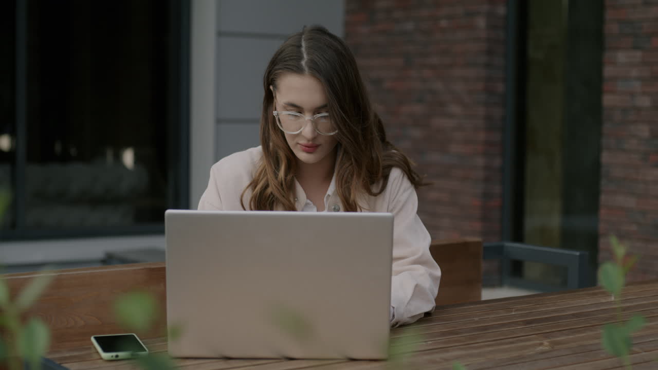 mujer trabajando en una computadora portátil al aire libre