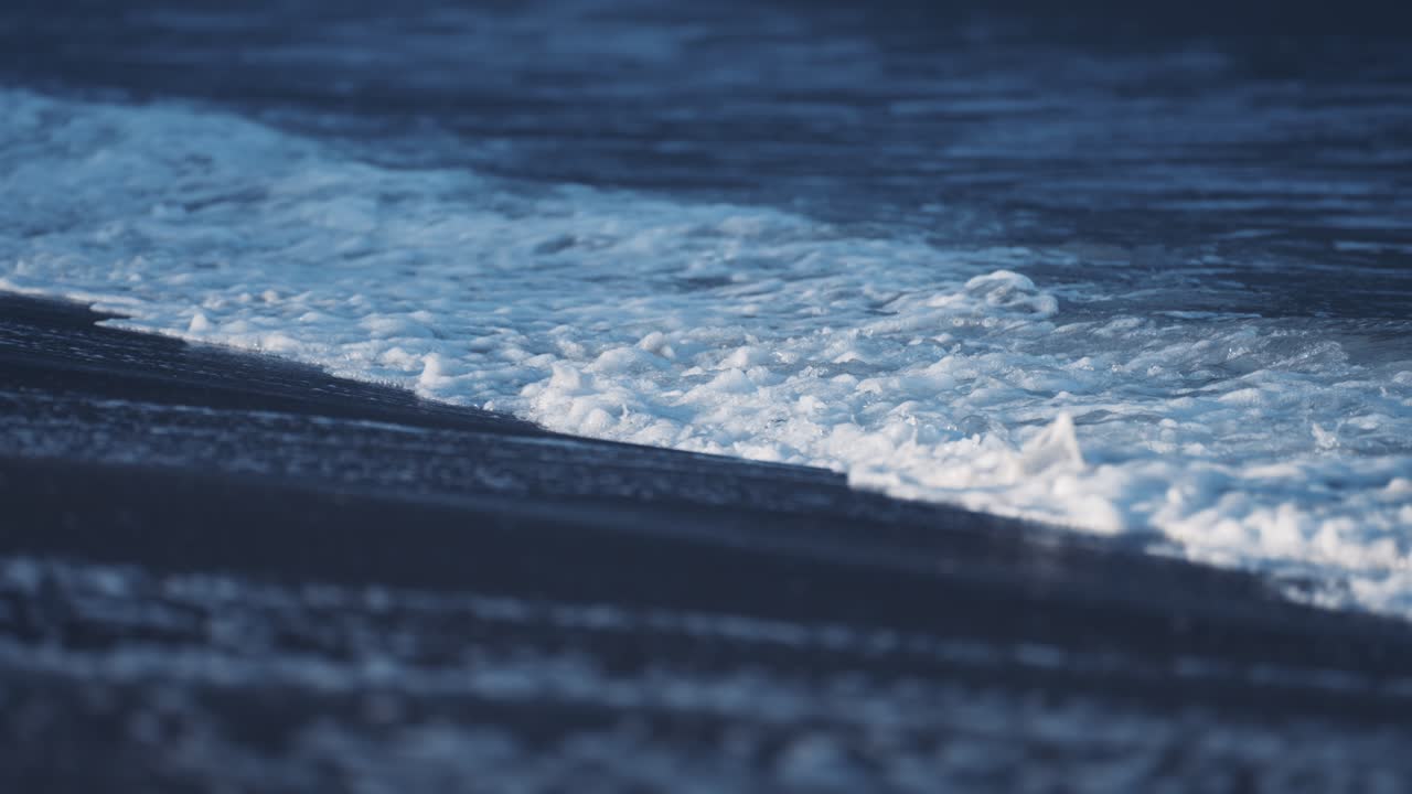 파도가 모래사장을 맴돌다