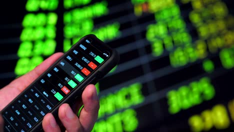 4k bolsa de valores en mi mano teléfono inteligente es una pequeña computadora en la comunicación marketing en línea, hombre de negocios tocar el teléfono inteligente en la oficina
