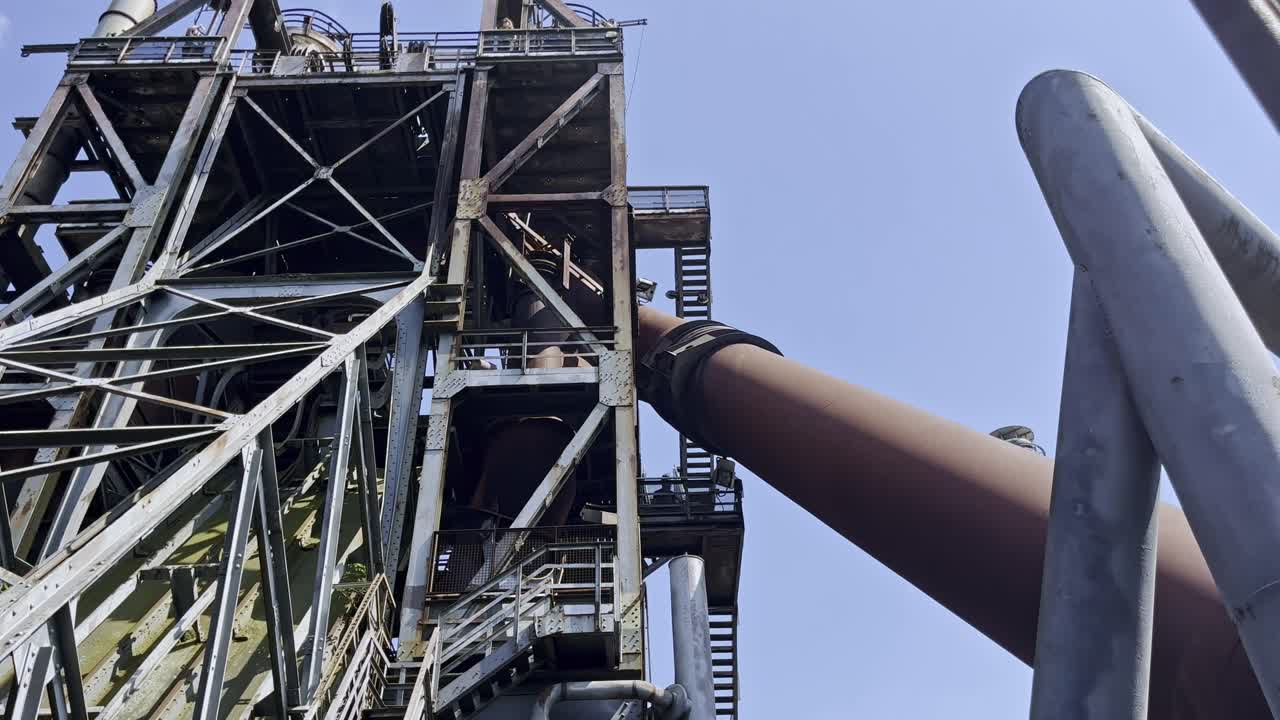 북부 독일의 듀스부르크 풍경 공원에 있는 철강 생산을 위한 고개