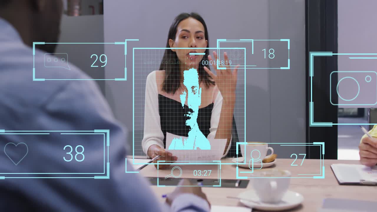 animación de iconos de las redes sociales sobre una mujer biracial hablando con un hombre en la oficina
