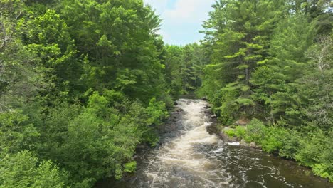 Wunderschöne-Luftaufnahme-über-Central-Ontario-Kanada-Flussschnellen-60fps-Irondale-River