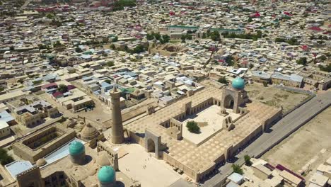 Drone-shot-one-of-the-largest-congregational-mosque-in-Central-Asia,-Poi-Kalyan-Mosque-in-Bukhara,-Uzbekistan