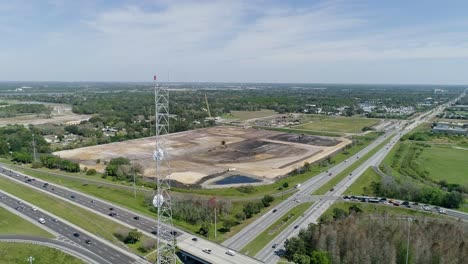 tomada de órbita de una torre de radio al lado de la autopista en florida en un día soleado con un águila