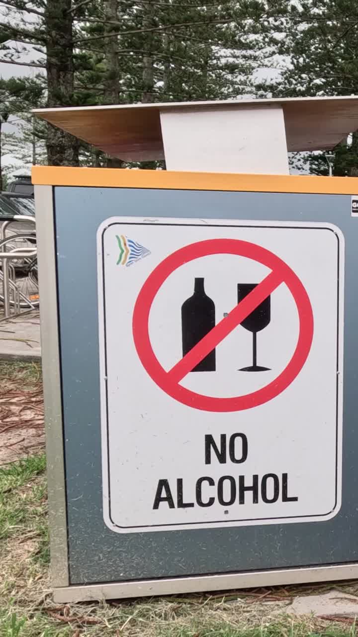 공원 환경에서 알코올을 금지하는 표지판.