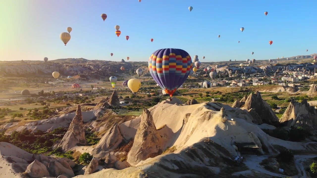 Balões de Ar Quente Coloridos Voando Sobre a Paisagem da Capadócia ao Nascer do Sol