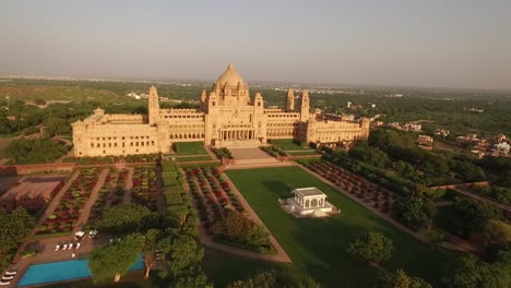 Eine-Luftaufnahme-Zeigt-Den-Umaid-Bhawan-Palast-Und-Sein-Gelände-In-Jodhpur,-Indien-1