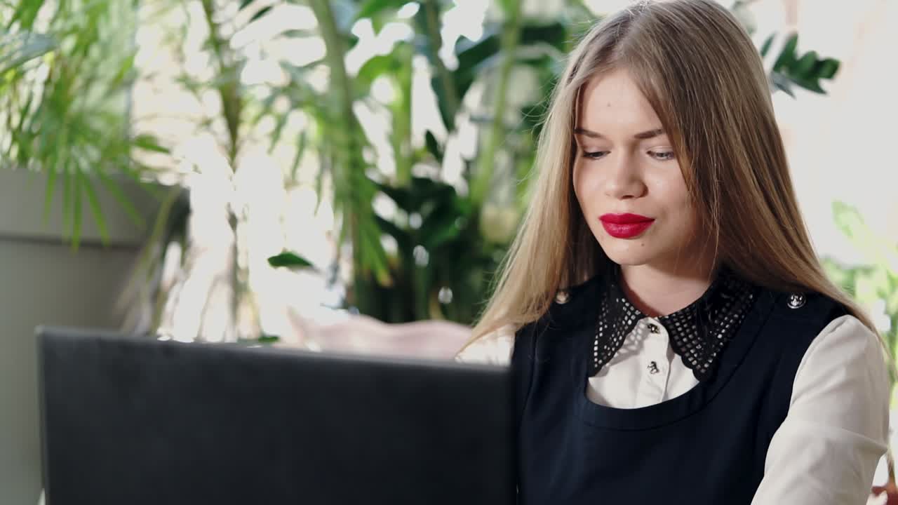 카페 에서 노트북 을 사용 하고 있는 젊은 여자