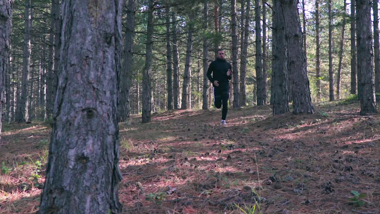 atleta corriendo en un bosque