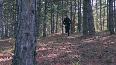 Atleta-Corriendo-En-Un-Bosque