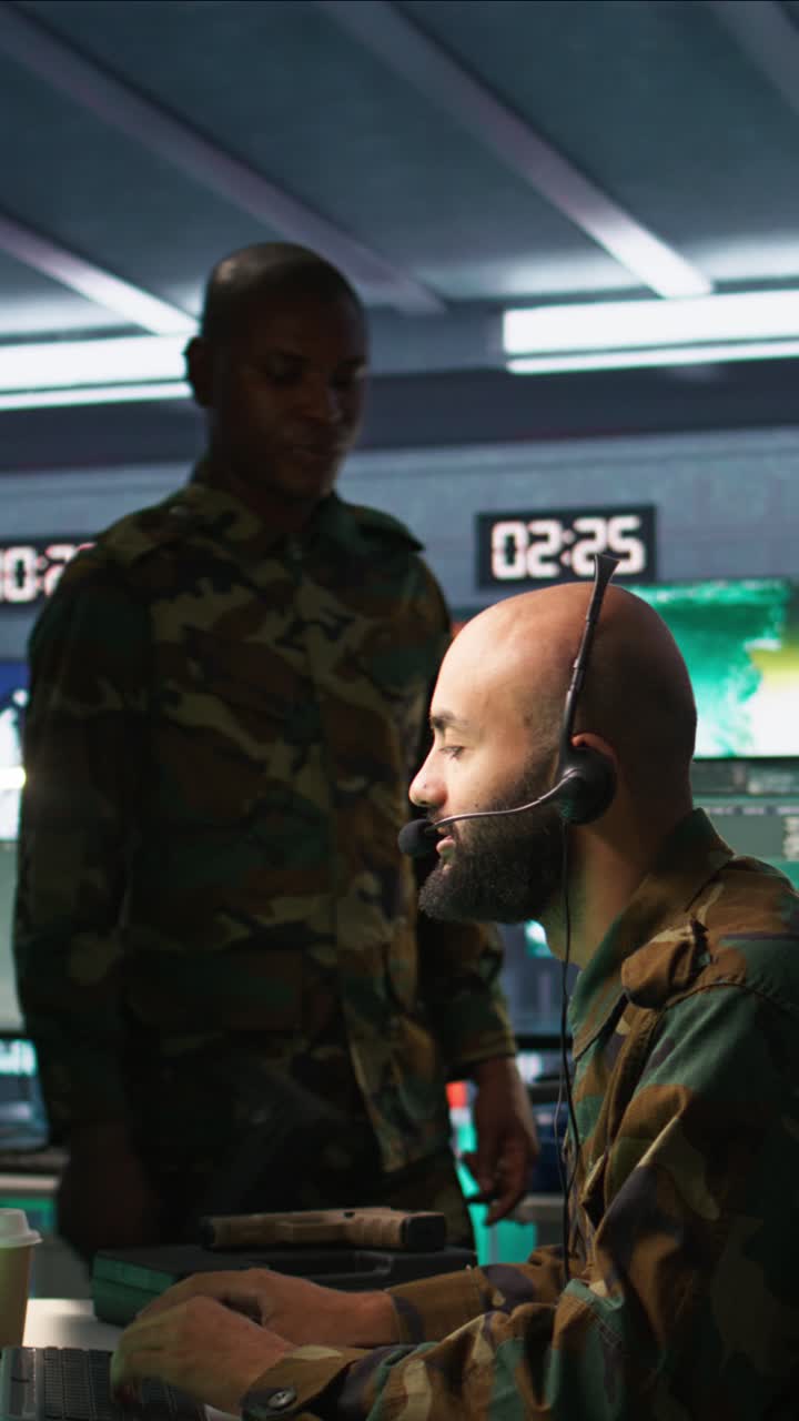 Video verticale: Soldato che risolve compiti in una base del quartier generale militare, raccogliendo informazioni sulle truppe nemiche
