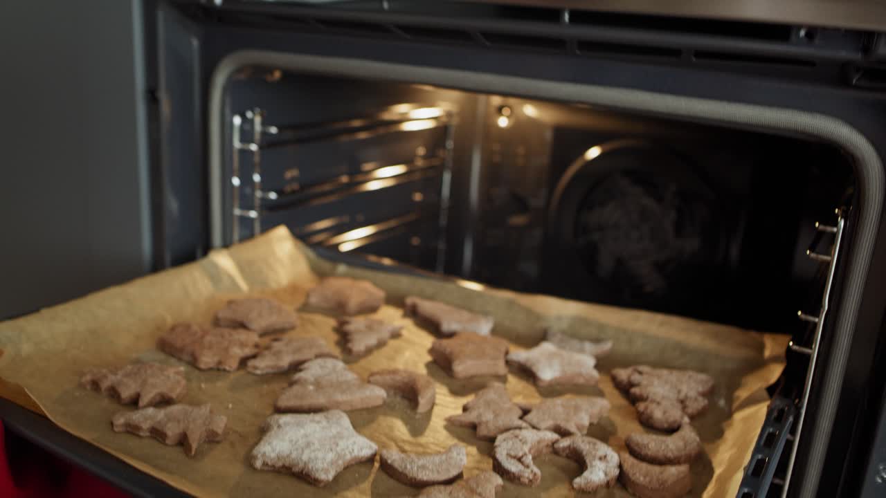 Video ženy podávající teplé domácí perníčky.