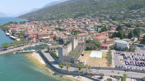 Vista-Aérea-Dando-Vueltas-Alrededor-Del-Castillo-Castello-Scaligero-En-Italia