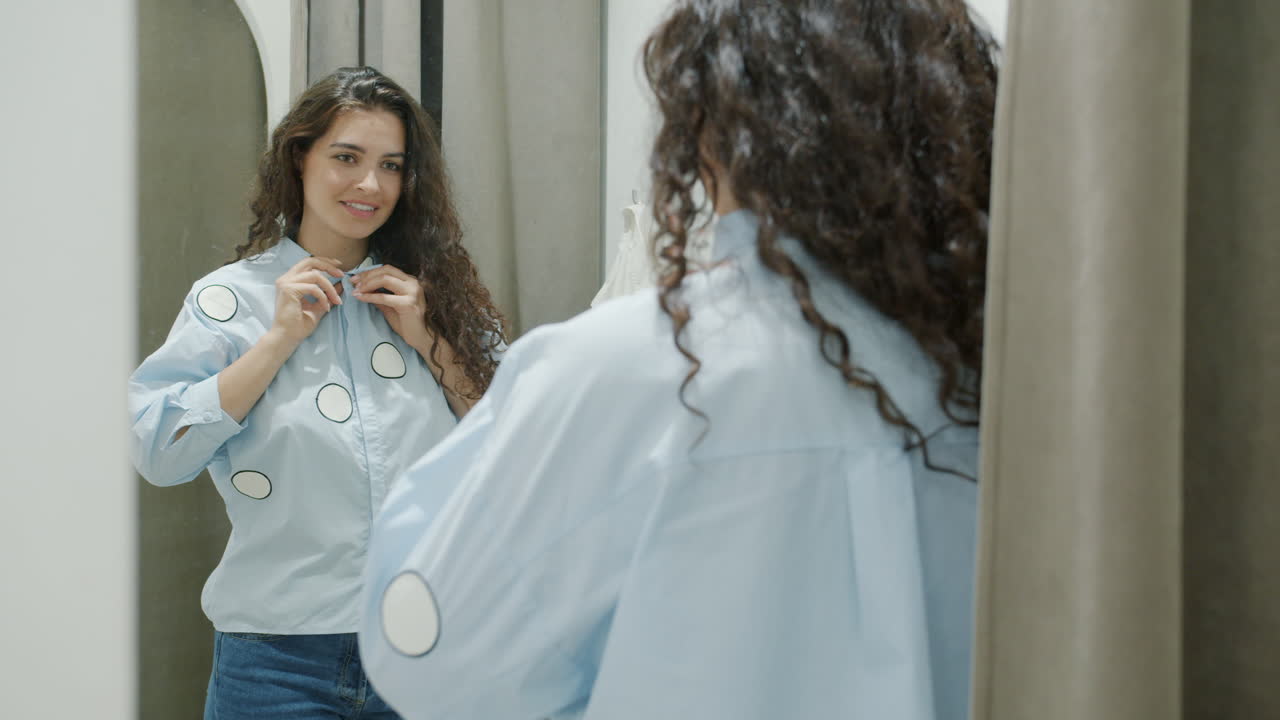 mujer probando ropa en un camerino