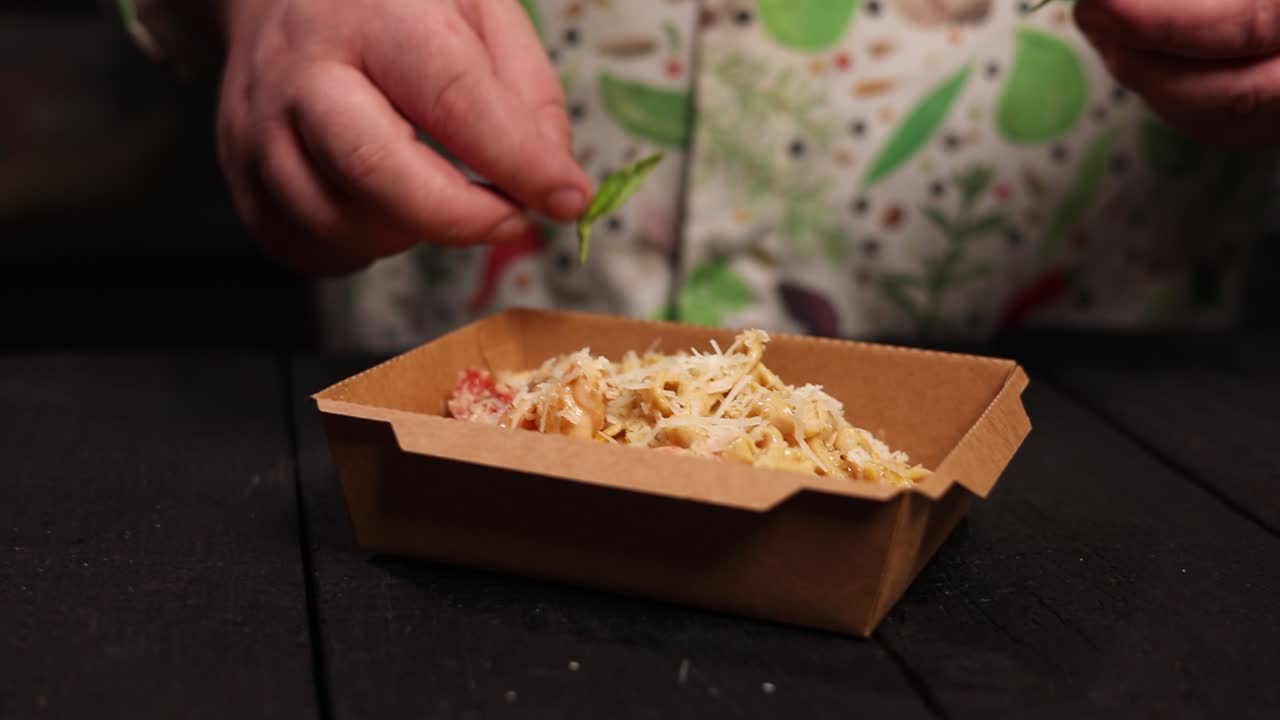 요리사 가 파스타 요리를 준비 하고 있다