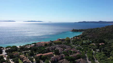 Ciudad-De-Cavalière-Vista-Aérea-Día-Soleado-Playa-Mediterránea-Balneario