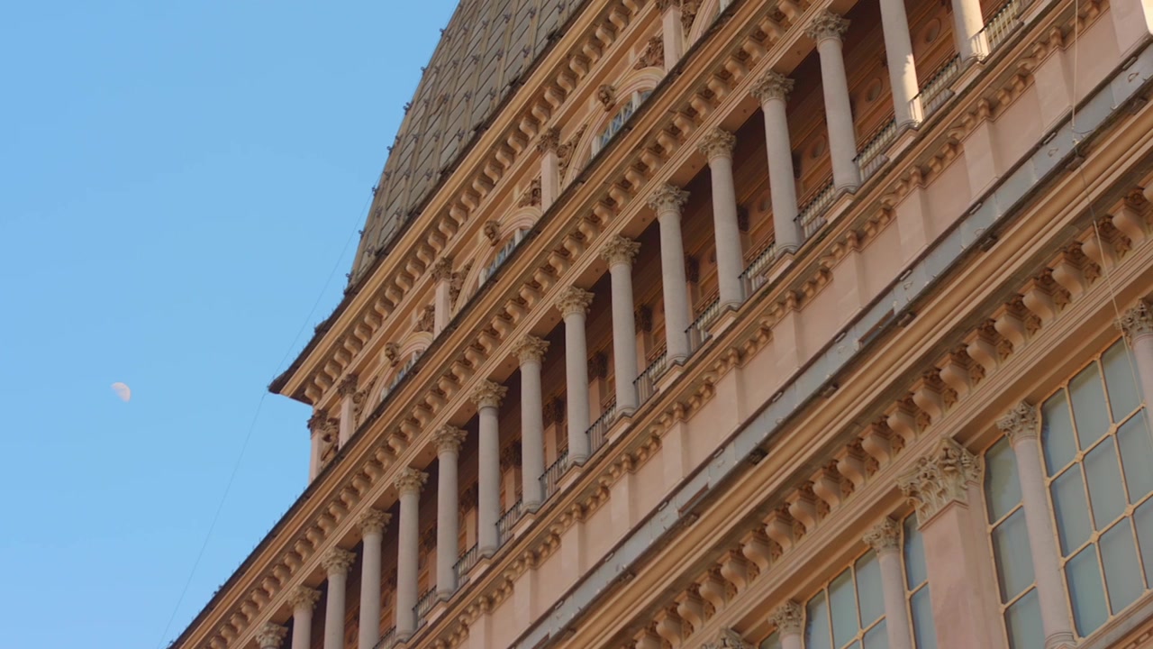 L'architettura distintiva della Mole Antonelliana, Museo Nazionale del Cinema a Torino, Piemonte, Italia. Ripresa dal basso