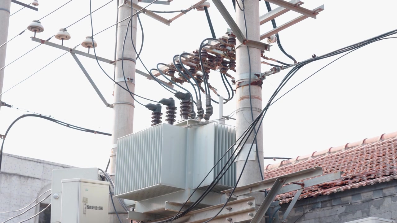 Close-up de um transformador de distribuição elétrica montado em postes de energia em Pequim, China, mostrando infraestrutura de energia, cabos e um sistema de energia urbano. UHD.