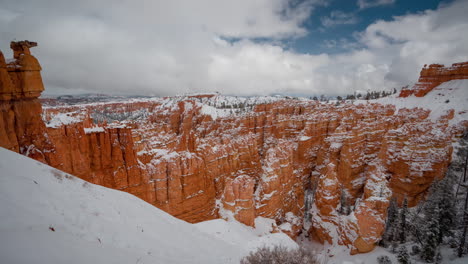 Timelapse,-Nevado-Parque-Nacional-Bryce-Canyon-En-Invierno,-Nubes-Y-Sombras-Moviéndose-En-Formaciones-De-Roca-Roja-Hoodoo,-Utah-Usa