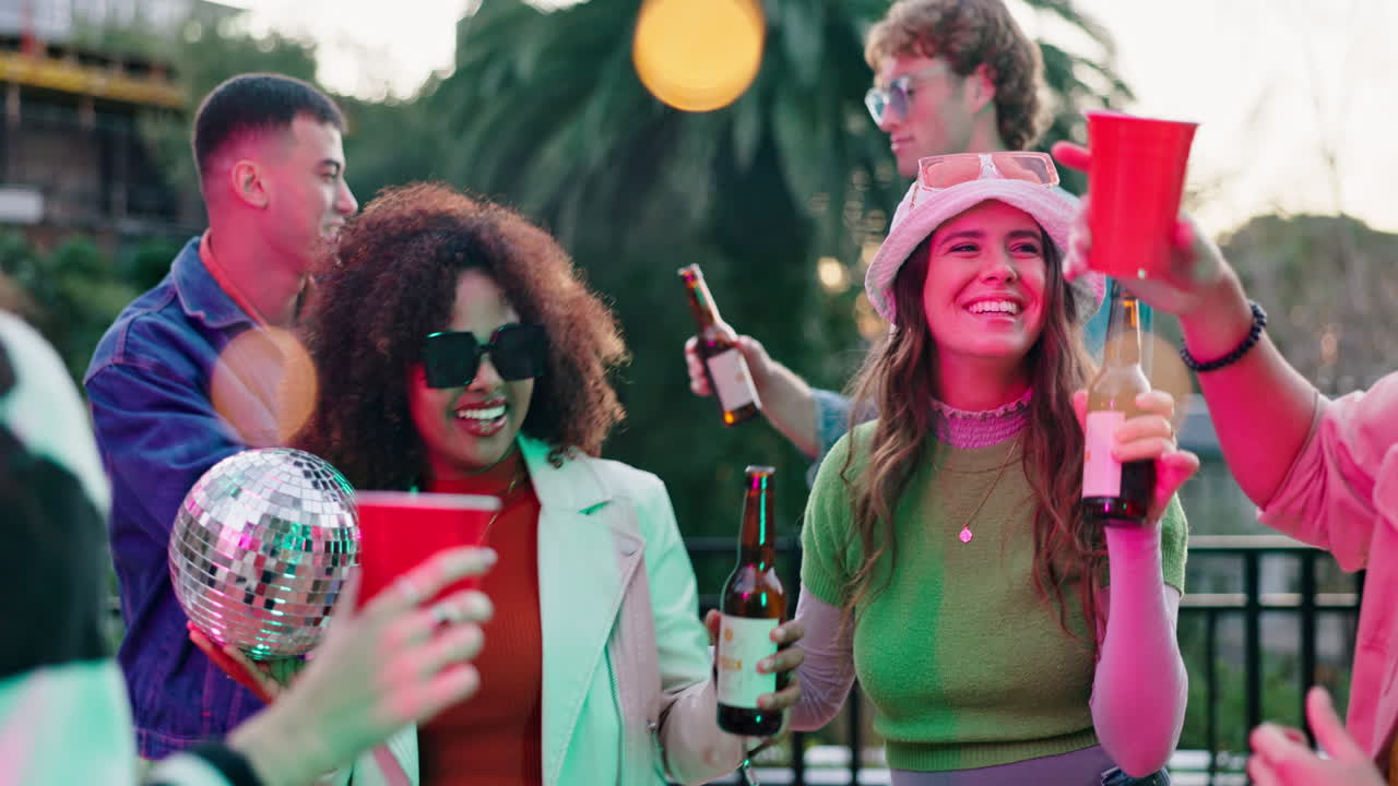 파티 에서 축하 하는 친구 들