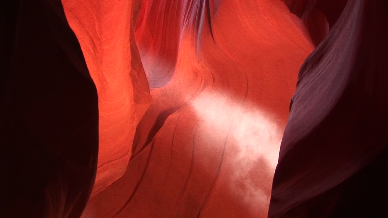 애리조나에 있는 영양 협곡을 통해 쏘는 광선의 미디엄샷