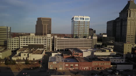 Luftaufnahme-Der-Skyline-Von-Greensboro,-North-Carolina,-Während-Die-Kamera-Herausfährt