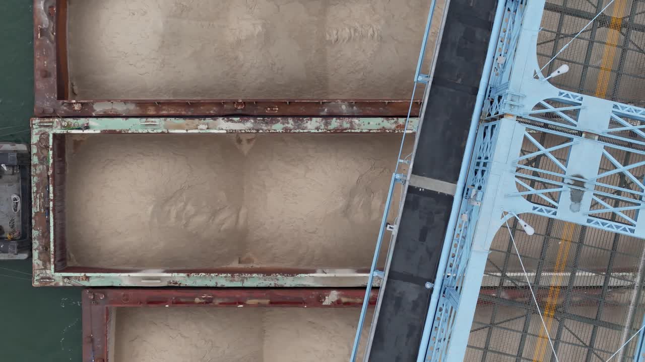 foto de cerca de una barcaza que pasa por debajo de un puente en cincinnati, ohio.