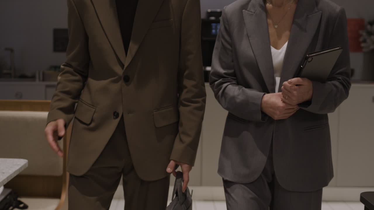 사무실에서 비즈니스 동료들이 토론하고 있습니다.