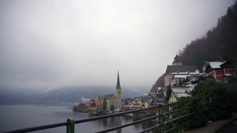clip filmado en europa en austria desde un pueblo llamado hallstatt que está junto a un lago