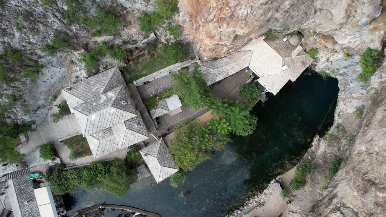 blagaj tekija entre el río