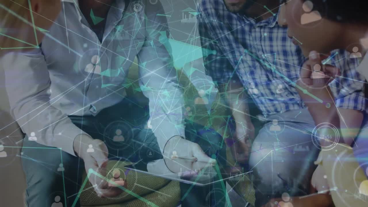 animación de una red de iconos de perfil sobre un grupo de diversos colegas de oficina discutiendo en la oficina
