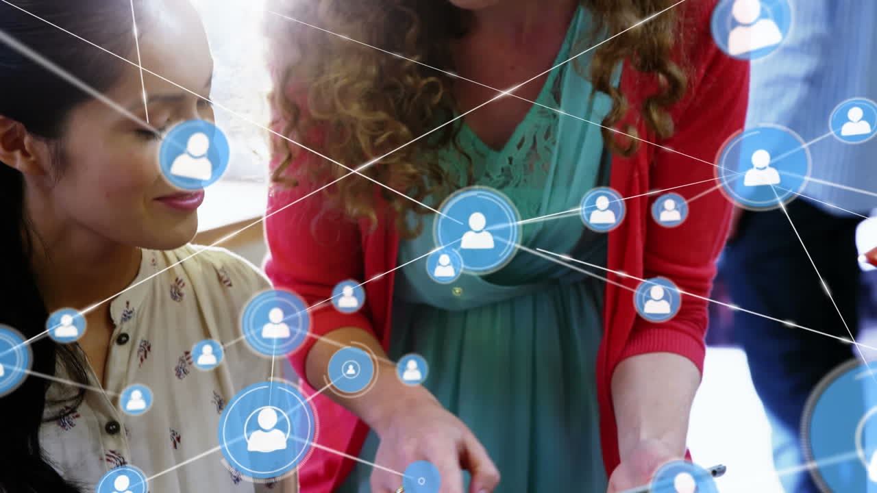 animación de la red de conexiones sobre los empresarios caucásicos en la oficina