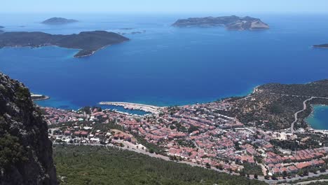 Drohnenschwenk-Von-Der-Linken-Zur-Rechten-Seite-Des-Bildes-Mit-Blick-Auf-Den-Strand-Der-Stadt-Kaş,-Einschließlich-Der-Nahegelegenen-Inseln-Im-Mittelmeer,-In-Der-Provinz-Antalya-In-Der-Türkei