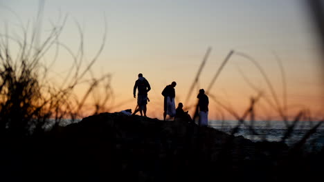 puesta de sol creativa con siluetas de personas
