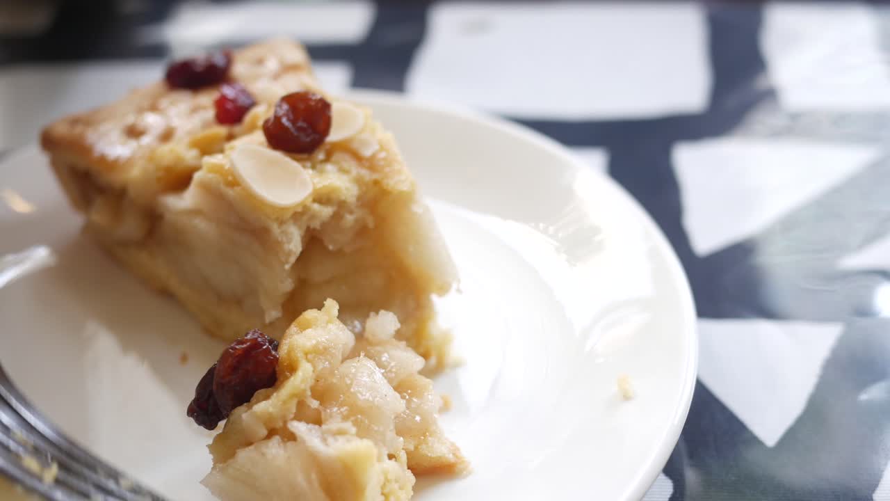 medio comido una rebanada de pastel de manzana