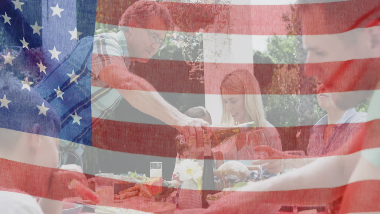 animación de la bandera de los estados unidos de américa ondeando sobre una familia caucásica sonriente