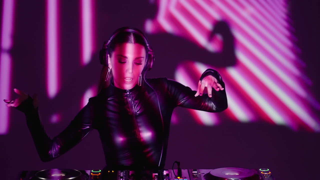 dj femenina actuando en un club nocturno