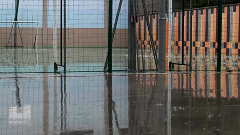 lluvia cayendo en el patio al aire libre sobre el campo de baloncesto en otoño
