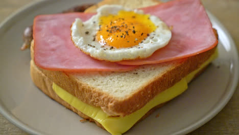 Hausgemachtes-Brot,-Gerösteter-Käse,-Schinken-Und-Spiegelei-Mit-Schweinswurst-Zum-Frühstück