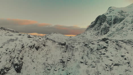 Drohnenaufnahme-Von-Bergen-Im-Winter-Bei-Sonnenuntergang