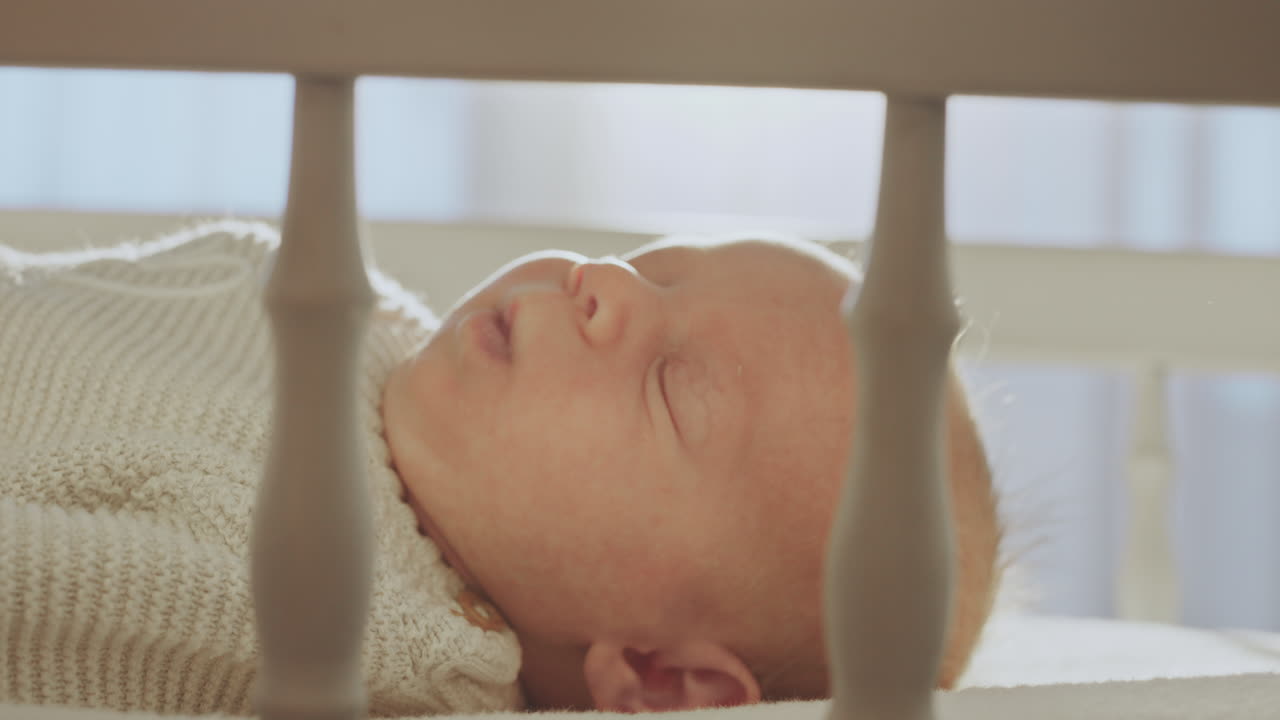 Bambino che dorme nella culla