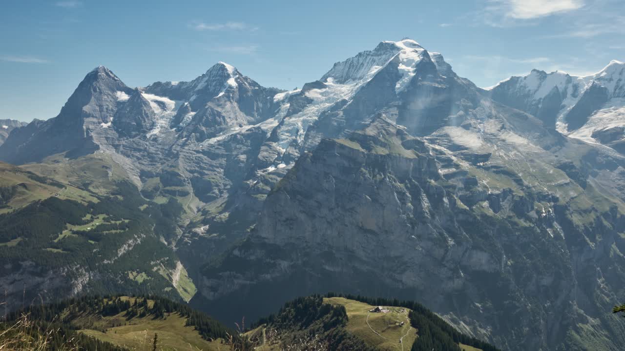 en el pacífico abrazo de su entorno natural, sea testigo del cautivador atractivo de los paisajes ondulados, con majestuosos picos de montañas cubiertos de nieve que ofrecen una vista impresionante.