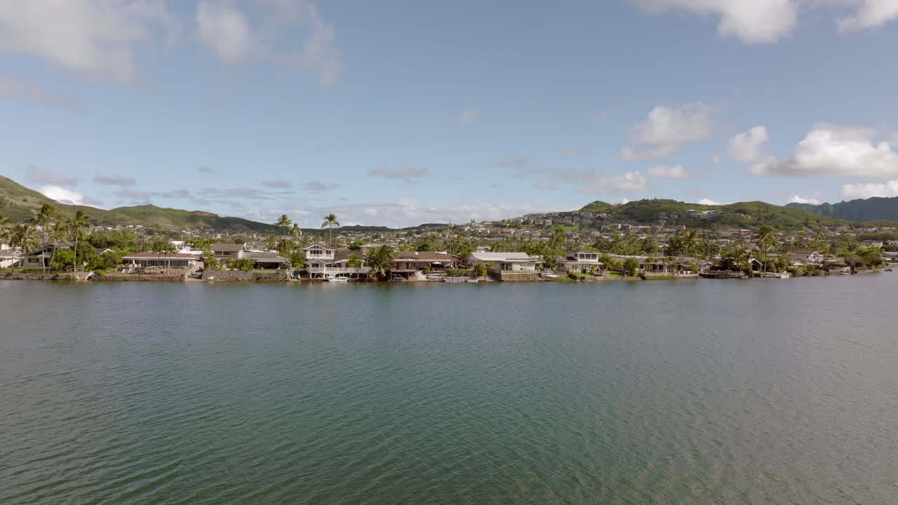empuje lento sobre el estanque ka'elepulu y hacia las casas en el barrio de kailua en la isla de oahu en hawaii en un hermoso día