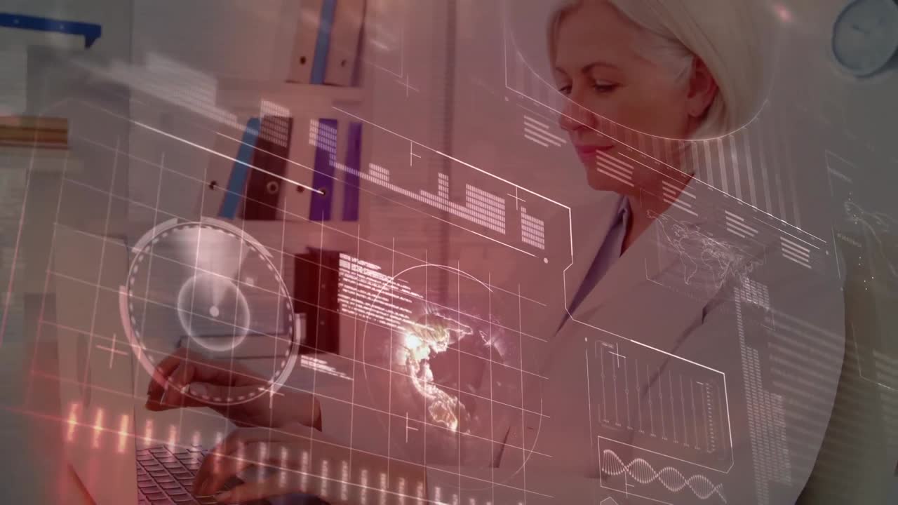 animación del procesamiento de datos en una pantalla digital sobre una doctora caucásica que usa una computadora