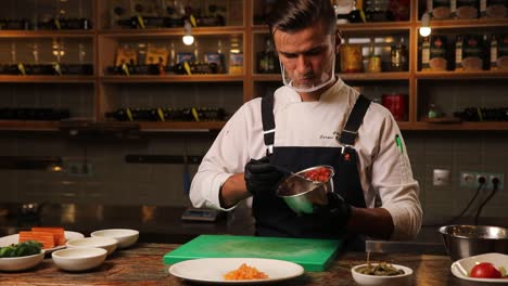 chef preparando un plato