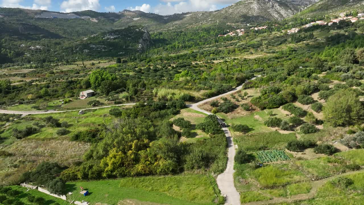el paisaje sereno del valle croata desde arriba